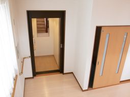 廊下と扉のアップ