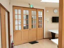 明るい通路の木製扉