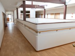 明るい廊下と手すり