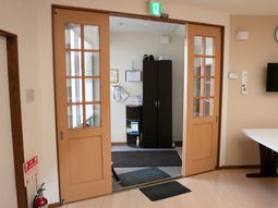 明るいエントランスの様子