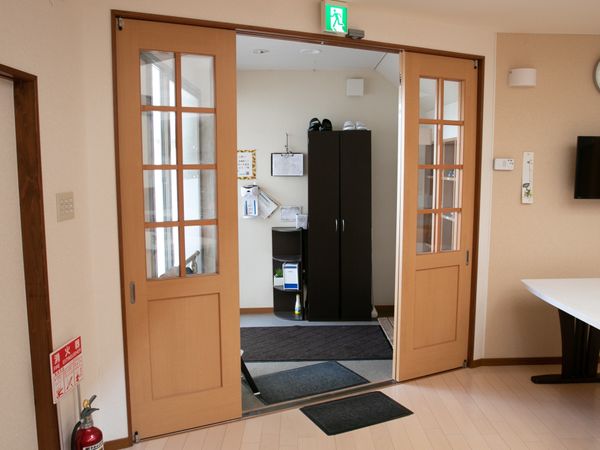 明るいエントランスの様子