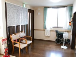 待合室の明るい空間