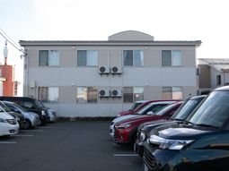 建物外観と駐車場