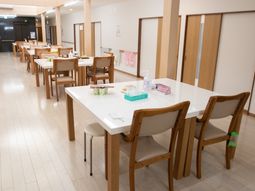 明るい食堂の様子