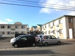 明るい外観の建物群