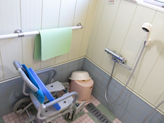 バリアフリー設計の浴室