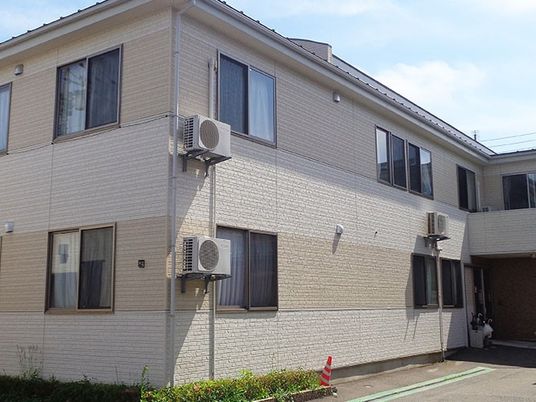明るい外観の建物  