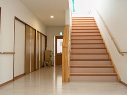 廊下と階段の静かな風景