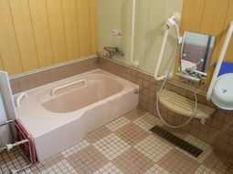 バリアフリーな浴室設備