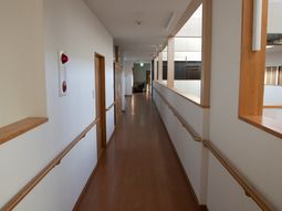 明るい空間の廊下