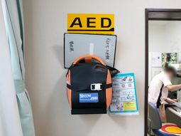 AED設置壁面と作業中の人