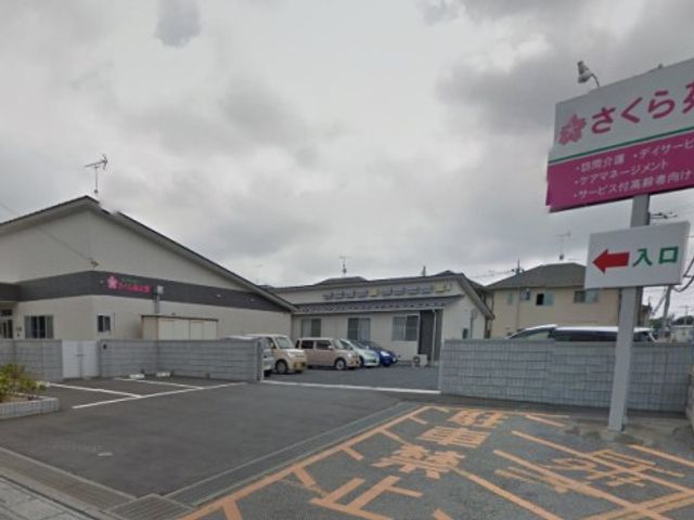 ケアセンターの外観 外観4 ゆとりある駐車場と整備された建物が印象的な施設外観です。手入れが行き届いた設備が、新しい職場に期待を抱かせます。