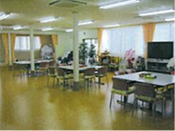 複数のテーブルがある食堂