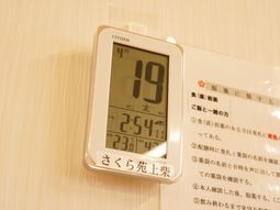 壁掛けの時計と温度計