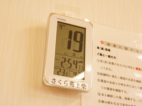 壁掛けの時計と温度計