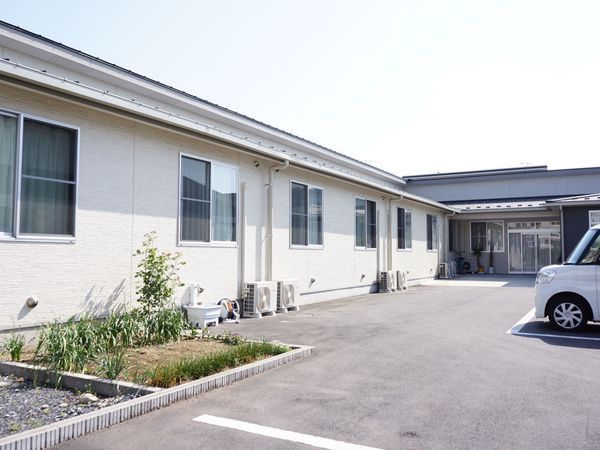 明るい日差しの外観