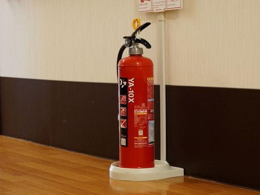 消火器と壁の廊下