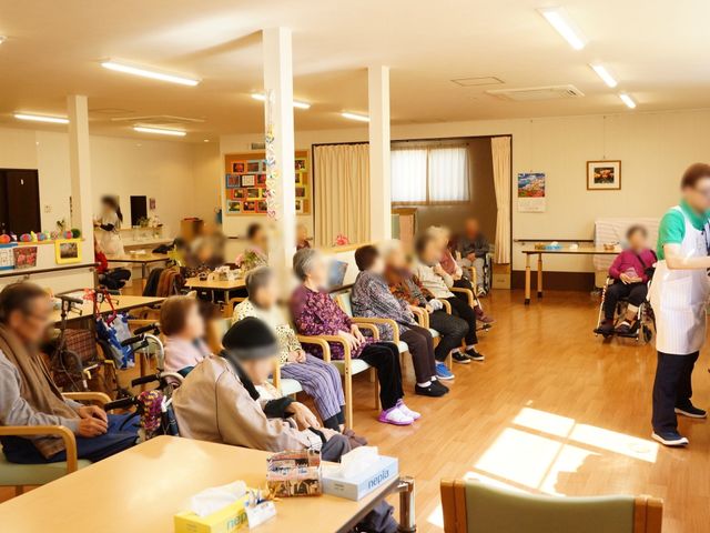 利用者のリビング活動 共有スペース ゆとりある空間での多様な活動が行われており、職員がご支援しています。ここでの経験が明日の活力につながります。