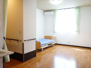 明るい個室の居室