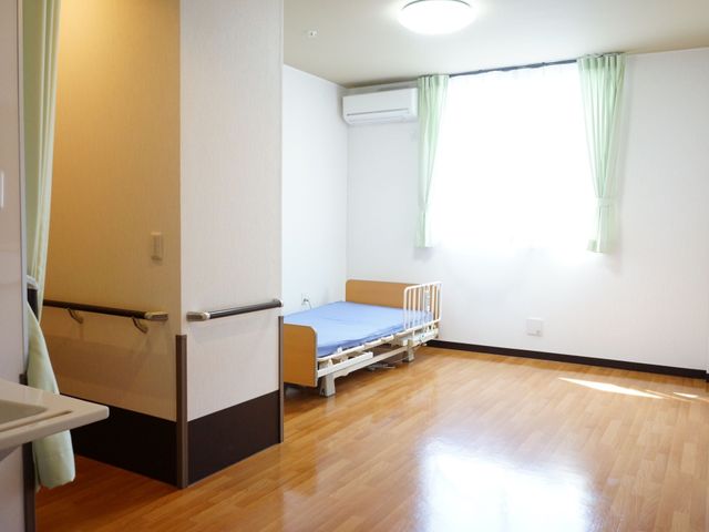 明るい個室の居室 居室 ゆとりある床面積の個室で、窓からの自然光が心地良い空間をつくっております。必要な家具が整っており、快適な個人空間をお過ごしいただけます。