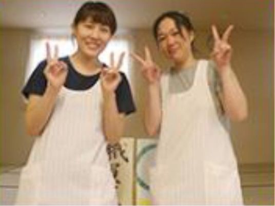スタッフが笑顔でポーズ