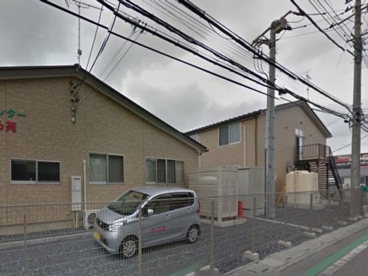 落ち着いた色合いの外観