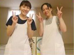笑顔のスタッフ２人