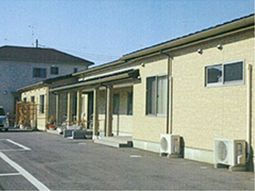 明るい施設の外観