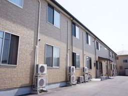明るい外観の建物