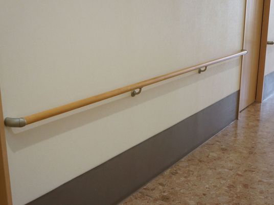 手すり付きの安全な廊下