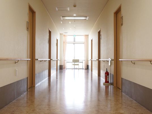 明るく清潔な廊下