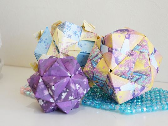 カラフルな折り紙の作品
