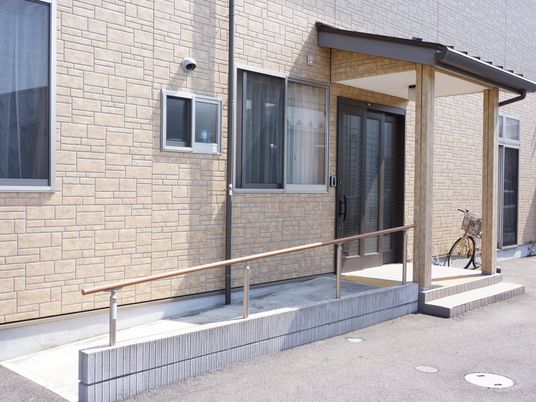 明るいエントランスの一部