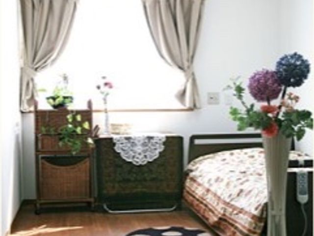 居心地の良い居室のレイアウト 居室 明るく暖かな雰囲気のあるお部屋です。個々の趣向を活かしやすい家具やレイアウトが特徴です。