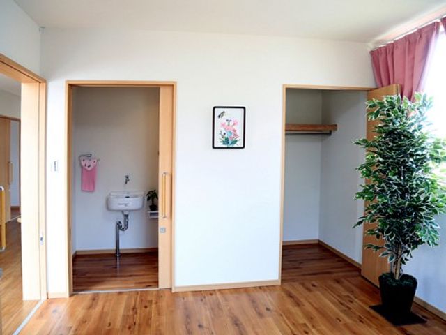 明るい居室の一角 居室環境 床材に木目が美しいフローリングを採用した居室です。明るくゆとりある空間でのびのびとお過ごしいただけます。