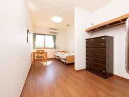 明るい居室の様子