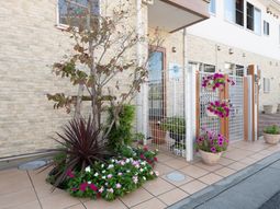 明るく綺麗なエントランスの植栽