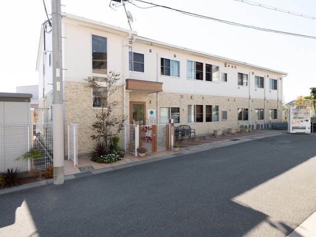清潔感のある建物外観 外観 日当たりの良い建物外側にはベンチも設置され、一息つける空間があります。働きやすい環境が整っており、やりがいを感じられる職場です。