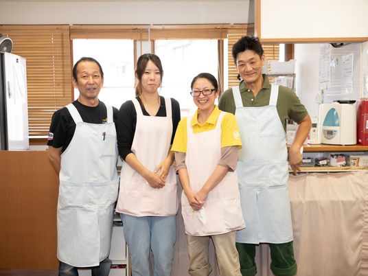 スタッフの立ち姿エプロン姿