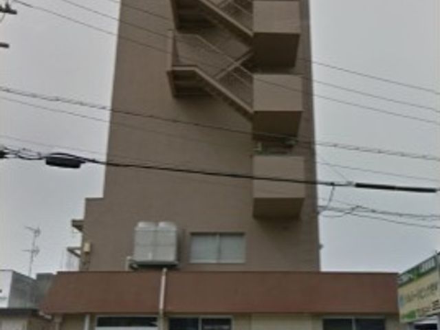 多階建ての建物外観 外観 多階建てであるこの建物は、働く環境として利便性が高そうです。周りも静かで、集中して業務に取り組むことができそうです。