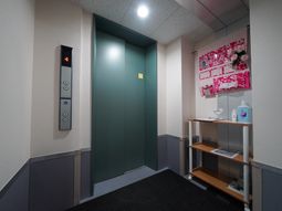 廊下のエレベーター前