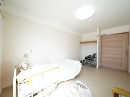 明るい個室の居室