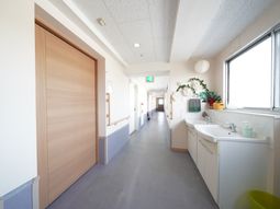 明るい廊下と手洗い場