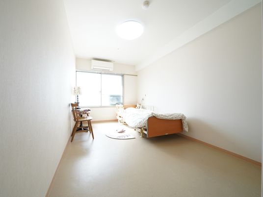 明るい個室の居室