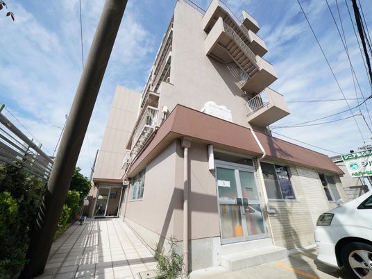 都市型多階建て施設外観