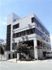 白い建物の施設外観