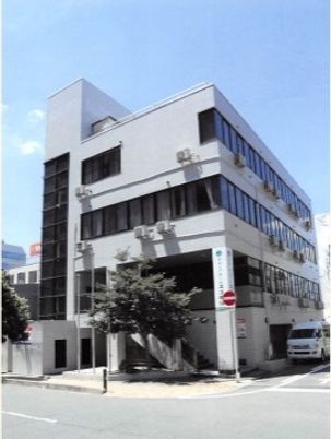白い建物の施設外観