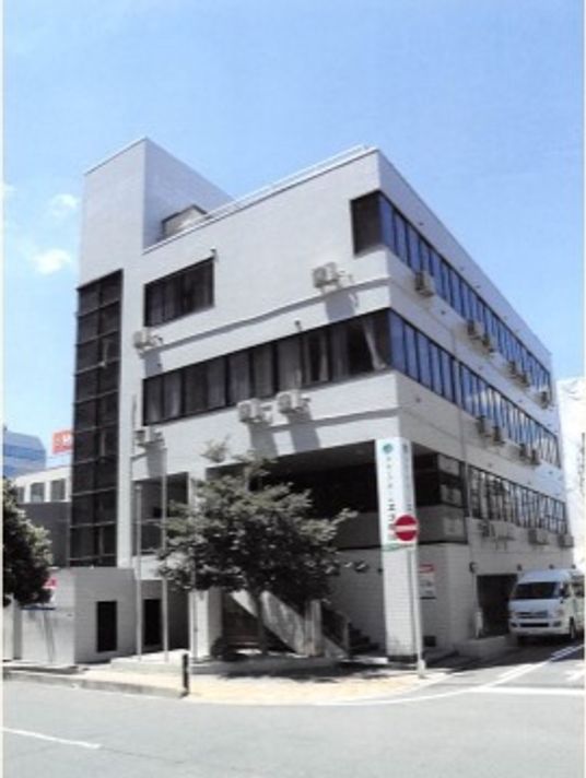 白い建物の施設外観