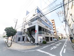 モダンな建物のエントランス