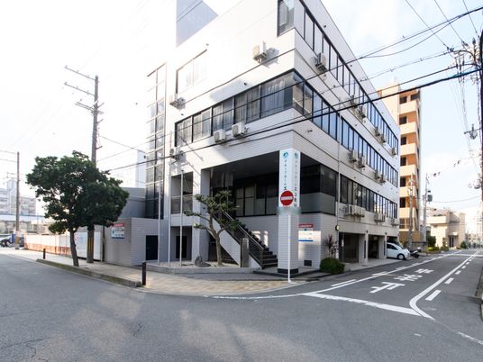 白い建物の外観